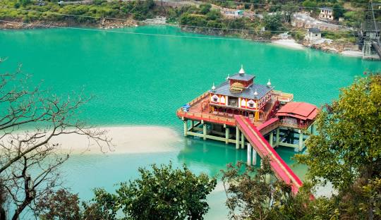 How to Reach Maa Dhari Devi Temple – Complete Travel Guide by Road, Train & Air